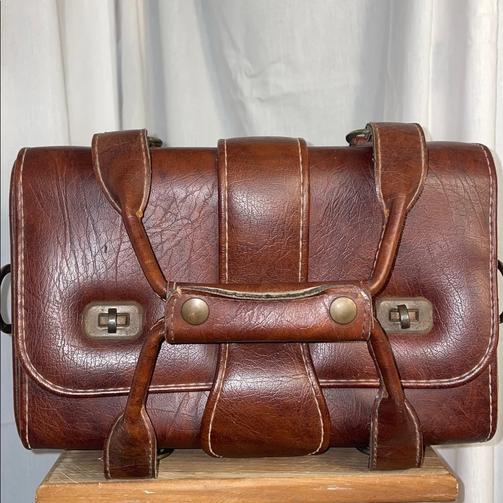 Vintage Tucky Brown Leather Hard Camera Case w Shoulder Strap.‎